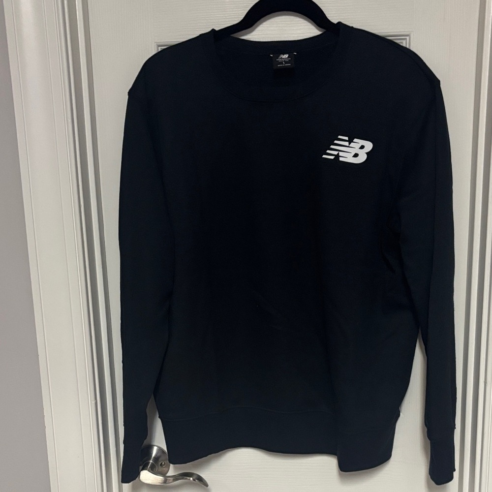 New Balance ladies Crewneck Sweater in Black